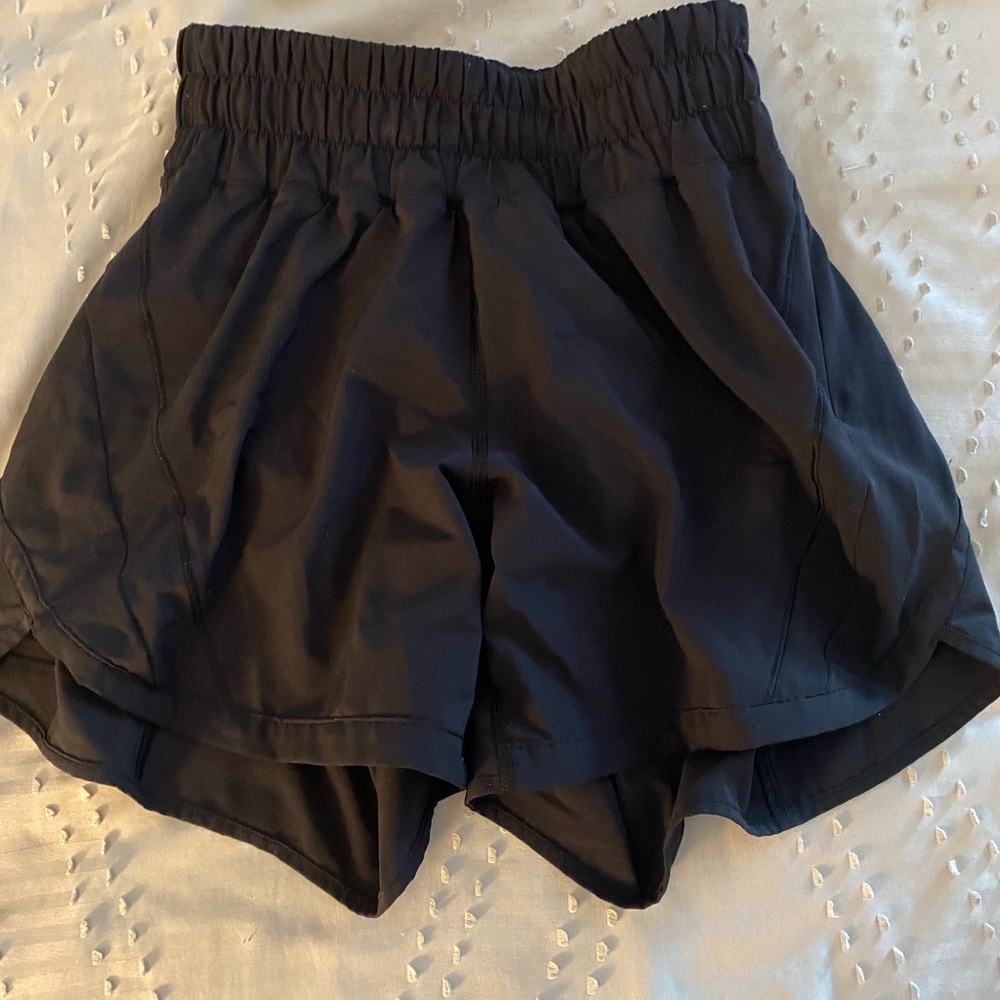 Women’s Lululemon Black Hotty Hots 4 inch low rise shorts